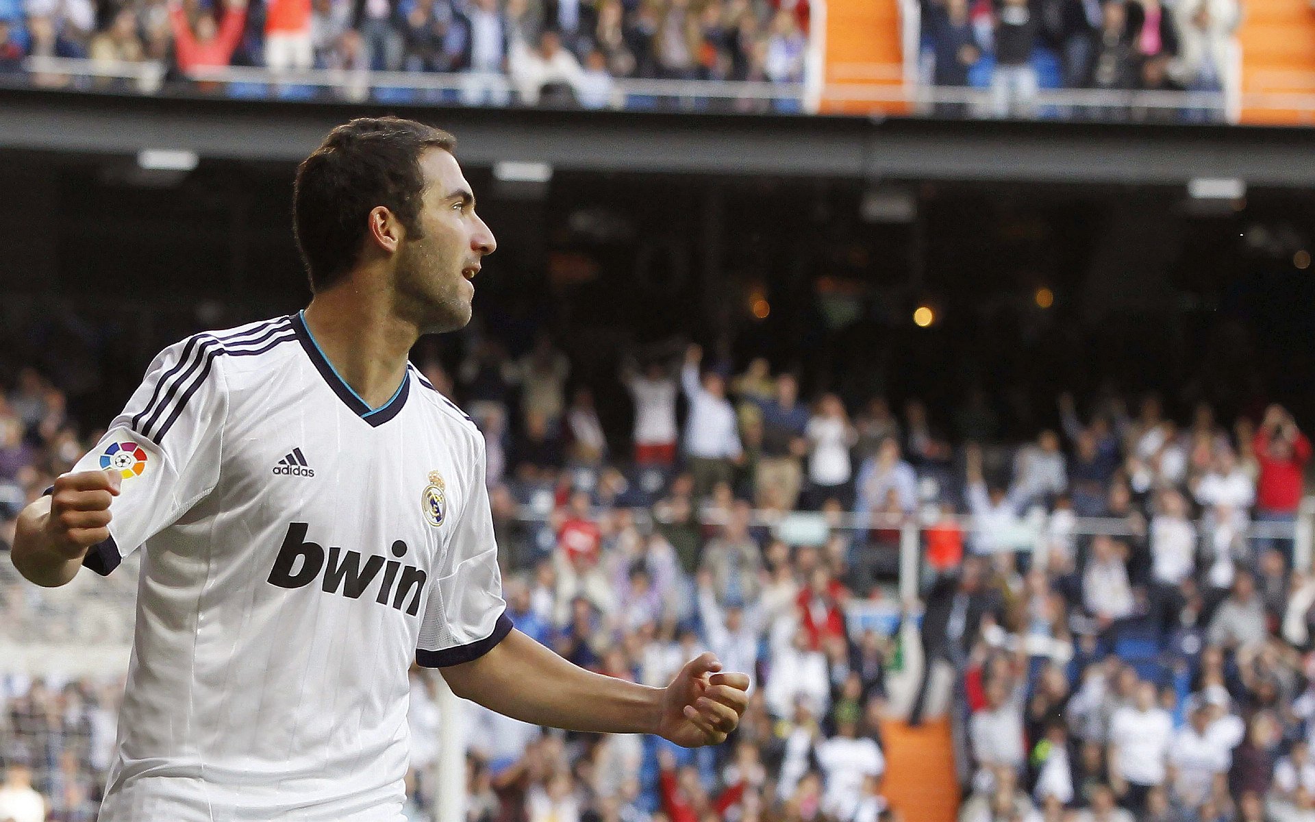 巴黎球星遭凶狠铲球伤退，痛苦落泪，巴黎球迷