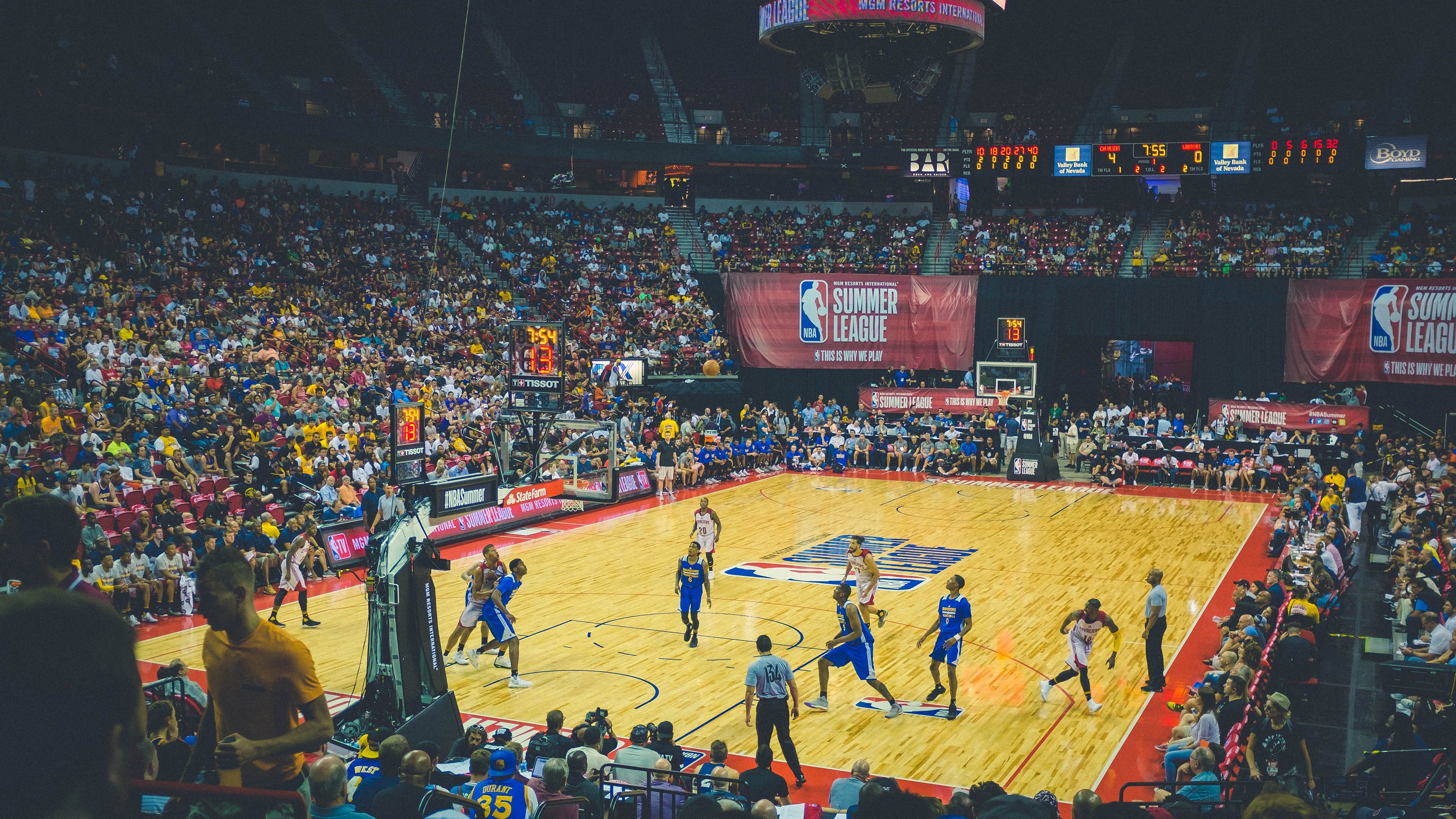 76人在关键比赛中击败强敌，排名稳步提升，76人全队